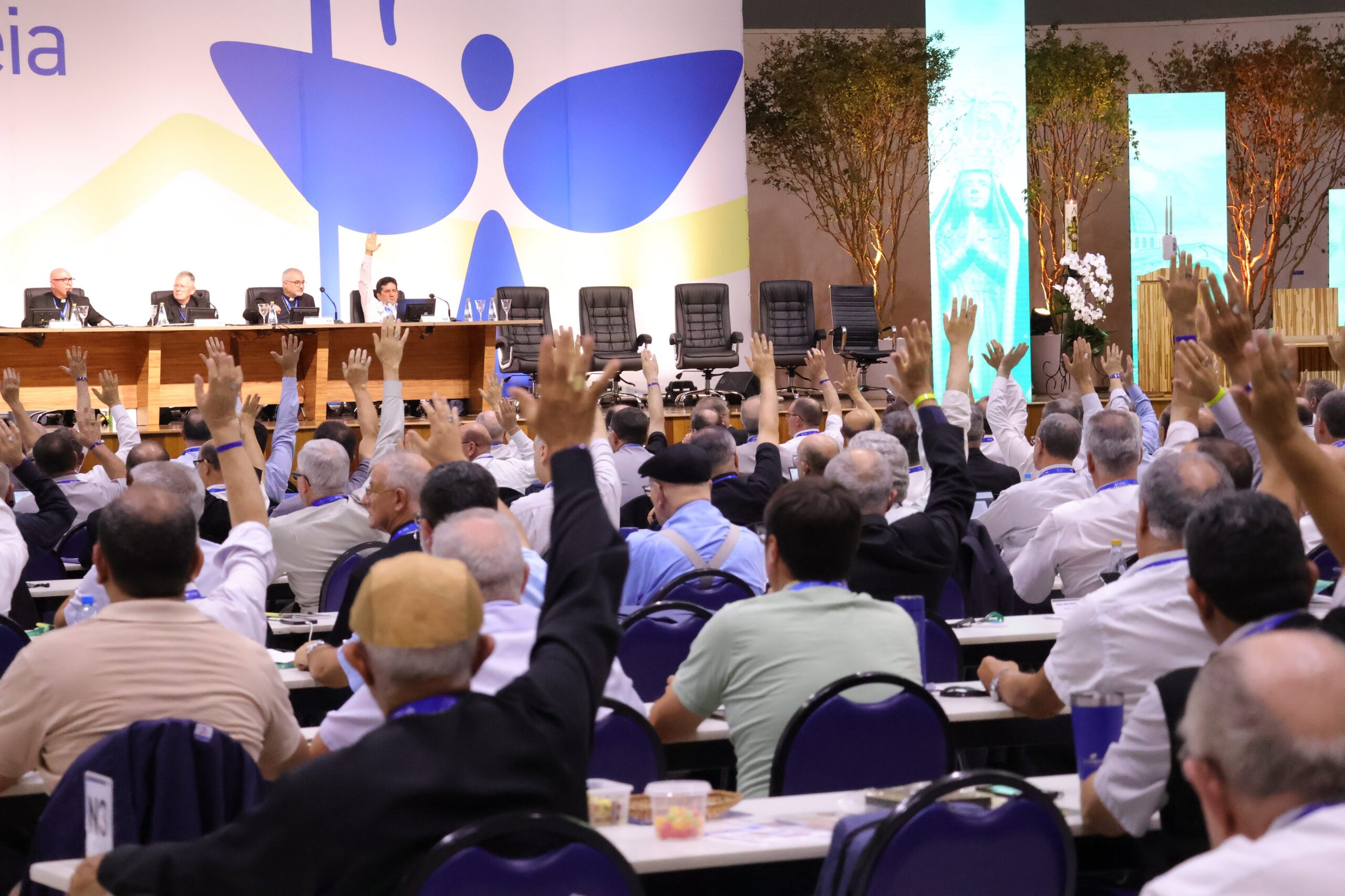 Bispos em debate durante a Assembleia Geral